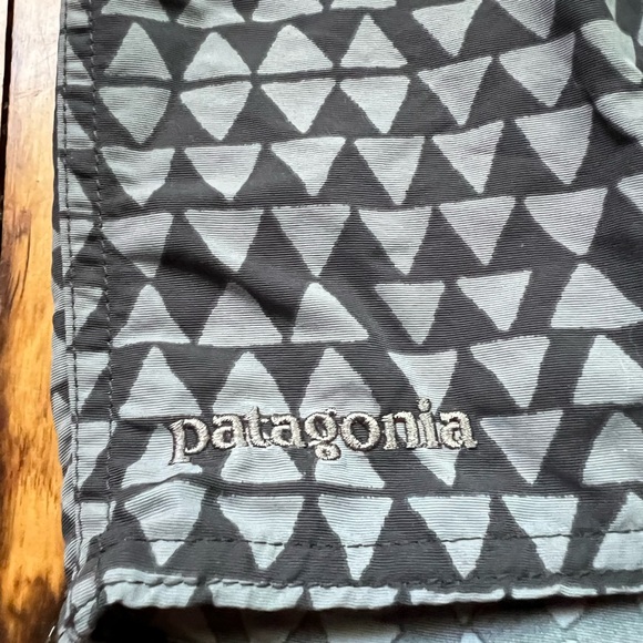 Patagonia Wavefarer Men’s 38 Board Shorts Trunks Worn Wear Geometric Pattern - Picture 8 of 11